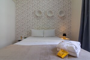 3 bedrooms, desk, iron/ironing board, travel cot