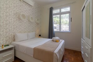 3 quartos, escrivaninha, ferros/tábuas de passar roupa, berço de viagem