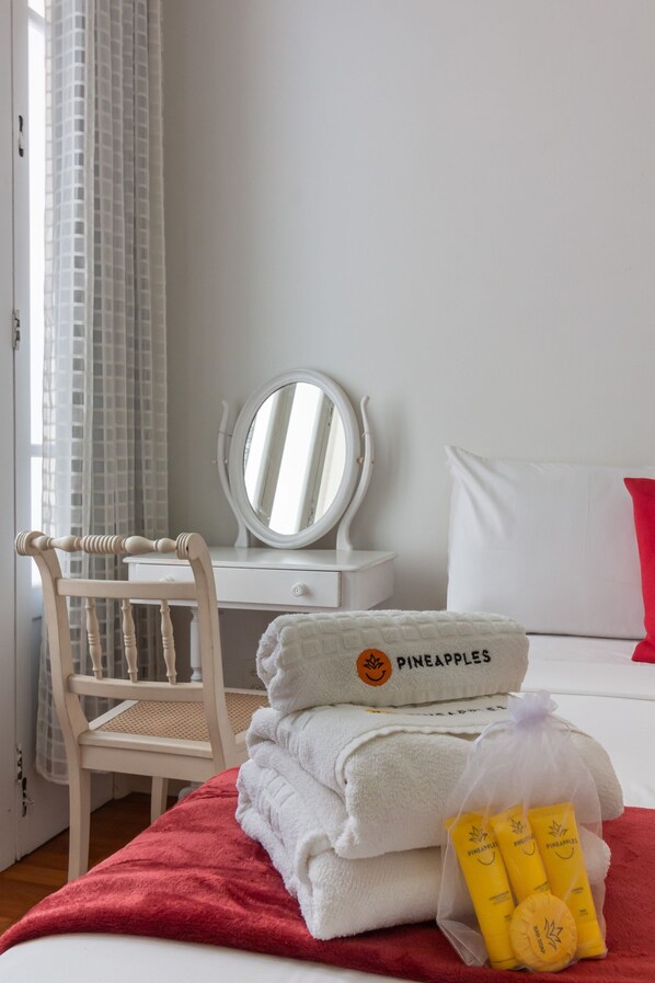 2 bedrooms, desk, travel cot, free WiFi