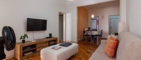 Una televisión, una oficina