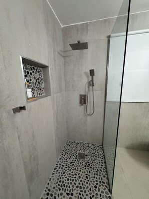 Shower, towels, soap, toilet paper - Bamboo Breeze Holiday Home 4-bedroom Villa in Richmond Estates (Priory)