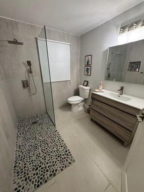 Dusche, Handtücher, Seife, Toilettenpapier