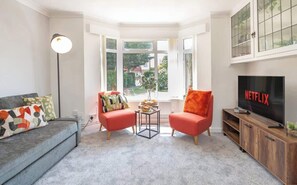TV, offices - 3BR Modern Spacious House with Garden & Dart Room (Drayton)