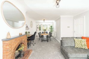 TV, offices - 3BR Modern Spacious House with Garden & Dart Room (Drayton)