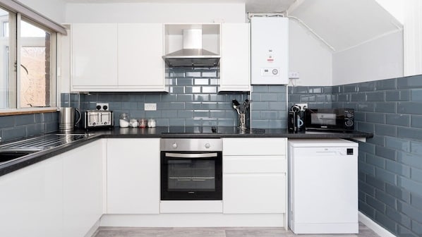Refrigerador, microondas, horno, placa de cocina