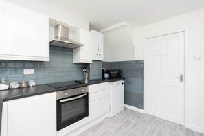 Fridge, microwave, oven, stovetop - 3BR Modern Spacious House with Garden & Dart Room (Drayton)