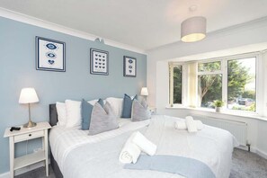 3 slaapkamers, een strijkplank/strijkijzer, gratis wifi, beddengoed