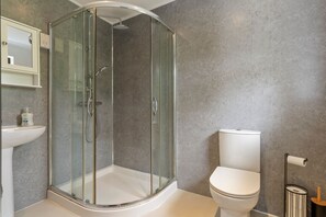 Douche, sèche-cheveux, serviettes fournies