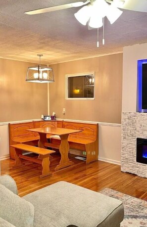 Smart TV, fireplace