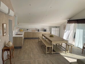 Microwave, oven, stovetop, dishwasher - Large village house for 12 travelers in Marsillargues in the Petite Camargue. (Marsillargues)