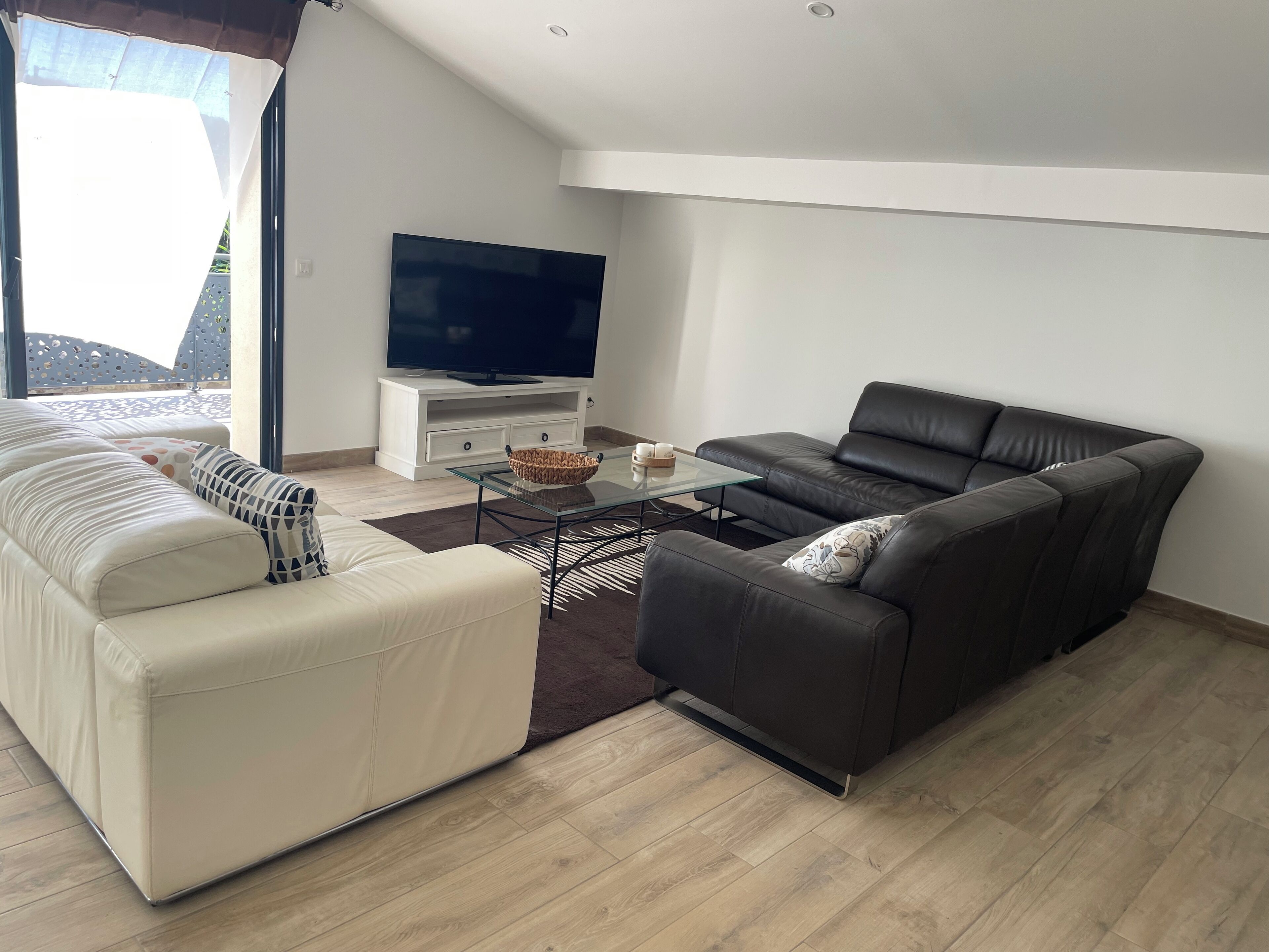 Smart TV, books, stereo