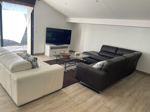 Smart TV, libros, estéreo