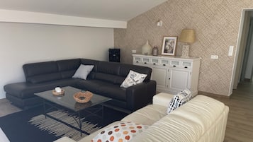 Smart TV, books, stereo