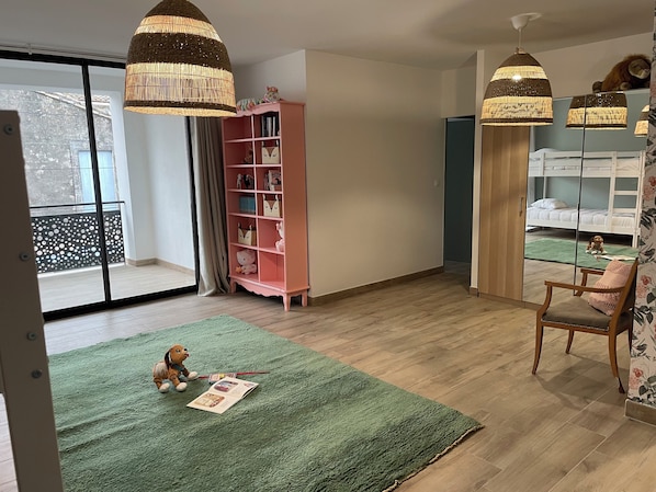 5 habitaciones, tabla de planchar con plancha y wifi gratis