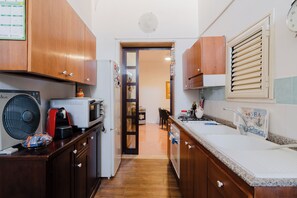 Fridge, oven, stovetop, coffee/tea maker