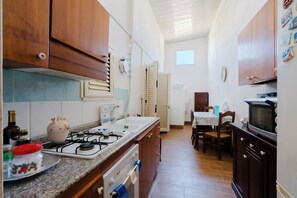 Fridge, oven, stovetop, coffee/tea maker