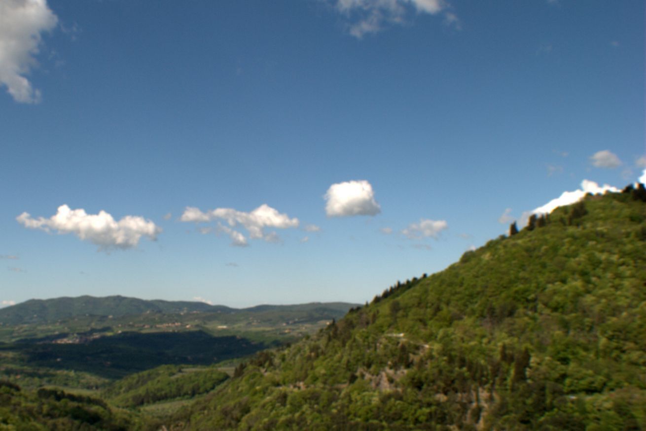 Un paysage de collines douces sous un ciel dégagé.