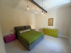 5 habitaciones, tabla de planchar con plancha, wifi y ropa de cama 