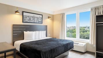 Quarto luxo, 1 cama King | Escrivaninha, espaço de trabalho para notebook, Wi-Fi de cortesia
