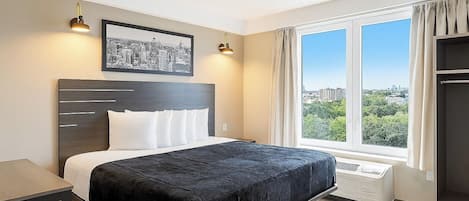 Deluxe Room, 1 King Bed | Desk, laptop workspace, free WiFi, bed sheets