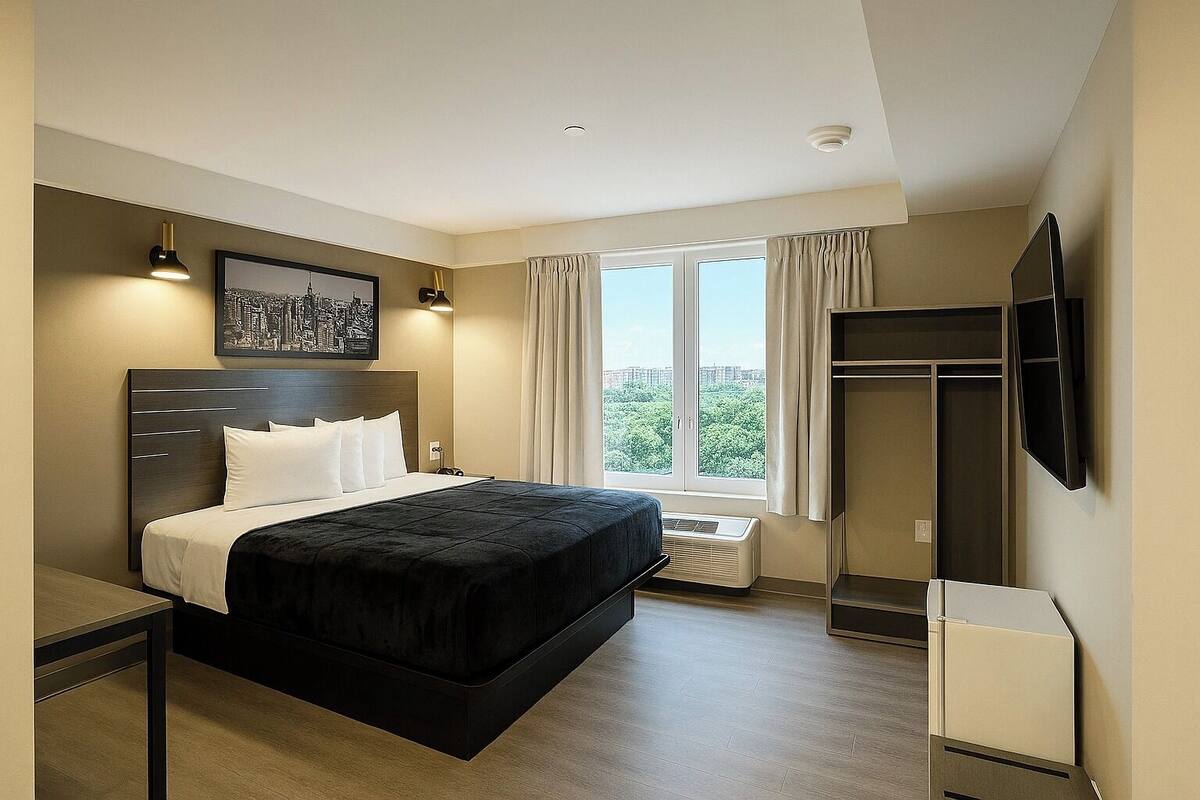 Deluxe Room, 1 King Bed | Desk, laptop workspace, free WiFi
