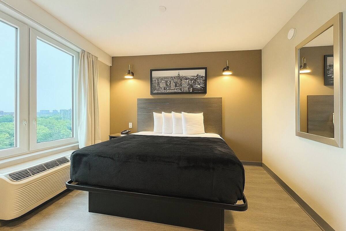 Standard Room, 1 Queen Bed | Desk, laptop workspace, free WiFi