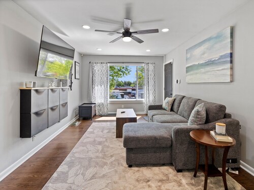 MKE 2 Bed W/ PKNG 15M Downtown