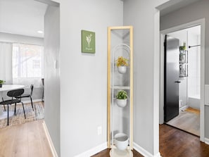 Interior - MKE 2 Bed W/ PKNG 15M Downtown (Milwaukee)