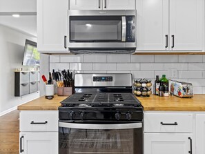 Batterie de cuisine, vaisselle et ustensiles, épices