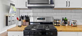 MKE 2 Bed W/ PKNG 15M Downtown