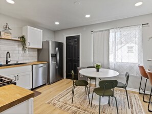 Batterie de cuisine, vaisselle et ustensiles, épices