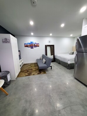 1 bedroom, iron/ironing board, free WiFi - Perfect Guest house/studio just 15mins drive to the beach for a relaxing getaway (West Park)