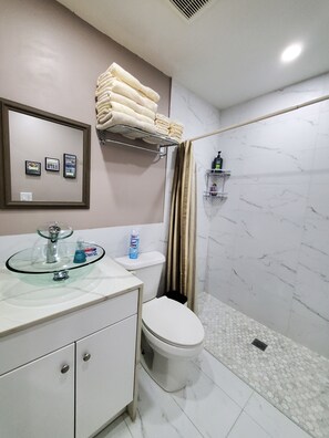 Dusche, Haartrockner, Seife, Shampoo