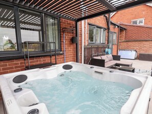 Cottage | Outdoor spa tub