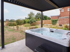 Cottage | Outdoor spa tub - Melody Place (Chester)