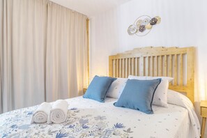 1 bedroom, bed sheets - Country House 'El Rincón De Hugo' with Mountain View, Private Terrace and Air Conditioning (Alcalá De Los Gazules)