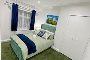 3 bedrooms, free WiFi, bed sheets - Charming 3 Bedroom House in Dagenham London (Dagenham)