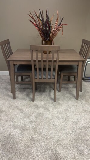 Dining - Spacious 4 bedroom lower level house with WiFi, Omaha. (Omaha)