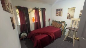 Room - Spacious 4 bedroom lower level house with WiFi, Omaha. (Omaha)