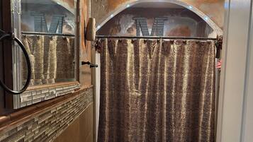 Tina de hidromasaje, secadora de cabello, toallas, jabón