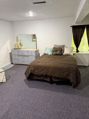 4 bedrooms, iron/ironing board, WiFi, bed sheets
