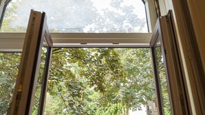 Una ventana con vistas a árboles.