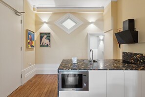 Fridge, microwave, dishwasher, coffee/tea maker