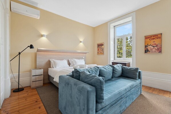 Iron/ironing board, Internet, bed sheets