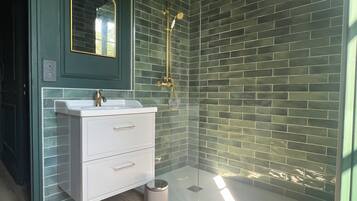 Doppel- oder Zweibettzimmer | Badezimmer | Dusche, Haartrockner, Handtücher, Seife