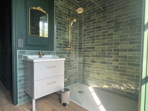 Double or Twin Room | Bathroom - La Millière - "Marie-Anne & Marie-Adélaïde & Charette" - Chambres indépendantes - Piscine & campagne - (Le Poiré-sur-Vie)