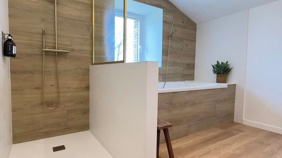 Chambre Double Supérieure, vue jardin | Salle de bain | Sèche-cheveux, serviettes fournies, savon, shampoing