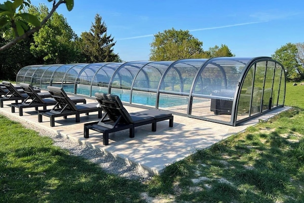 Una piscina al aire libre de temporada