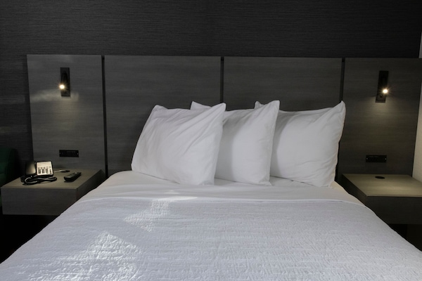 Single Room | Desk, laptop workspace, blackout drapes, iron/ironing board