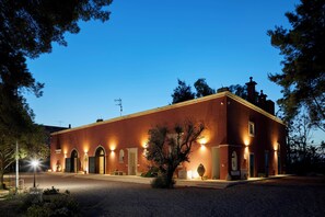 Façade de l’hébergement  – soirée/nuit